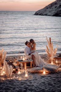 Marriage proposal in Malaga with picnic on the beach / Photo via Natalia Ortiz Events