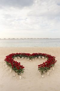pedida de mano en marbella con corazón de petalos de rosa