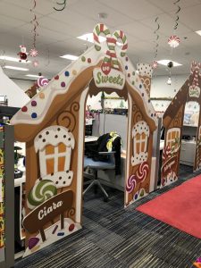 Christmas Family Day at the Office / Photo via Pinterest