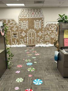 Christmas Family Day at the Office / Photo via Pinterest