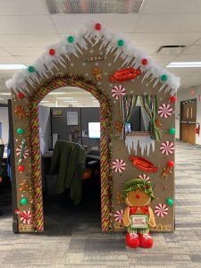 Christmas Family Day at the Office / Photo via Pinterest