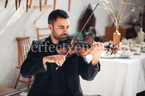 Electronic and Classical Violinist for Weddings and Events / Photo via Cristina Navarro