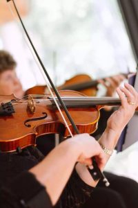 Electronic and classical violinist for weddings and events in Menorca / Photo via Pinterest