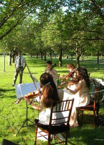 Electronic and classical violinist for weddings and events in Menorca / Photo via Pinterest