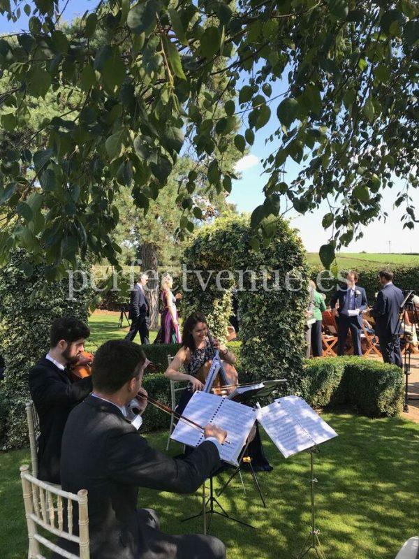 Electronic and classical violinist for weddings and events in Menorca / Photo via Pinterest