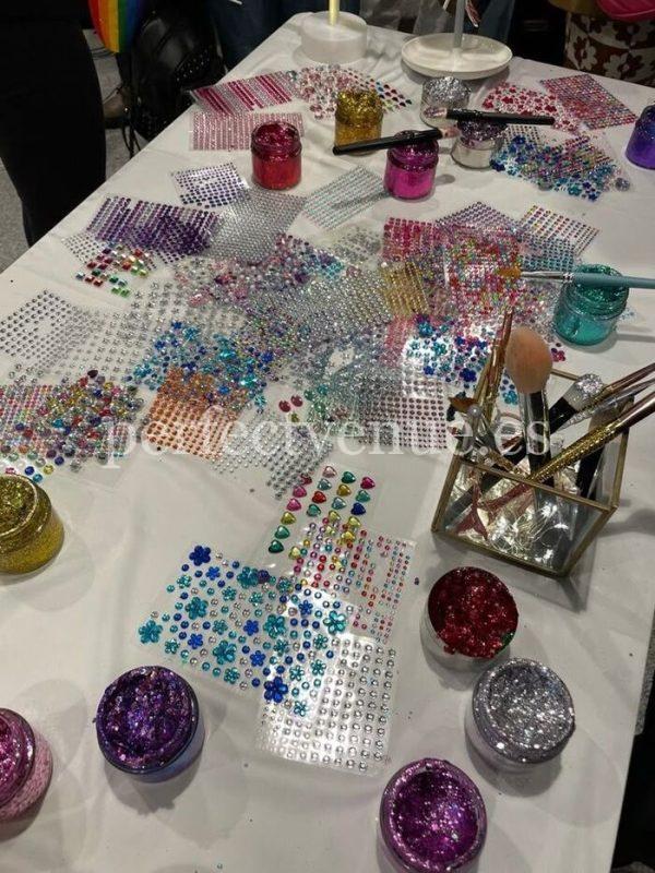 Glitter bar for girls / Photo via Pinterest
