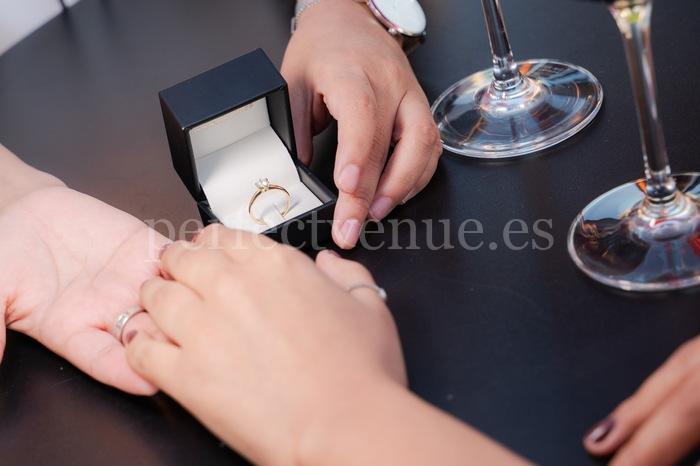 Proposal on a rooftop in Madrid / Photo via Natalia Ortiz Events