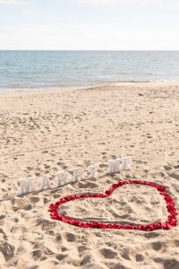 Marriage proposal on the beach in Malaga with a heart-shaped decoration / Photo via Natalia Ortiz Events