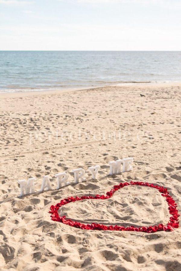 Marriage proposal on the beach in Malaga with a heart-shaped decoration / Photo via Natalia Ortiz Events