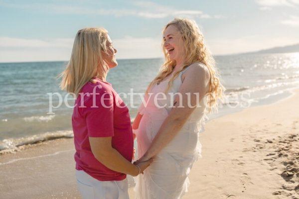 Marriage proposal on the beach in Malaga with a heart-shaped decoration / Photo via Natalia Ortiz Events
