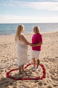 Marriage proposal on the beach in Malaga with a heart-shaped decoration / Photo via Natalia Ortiz Events