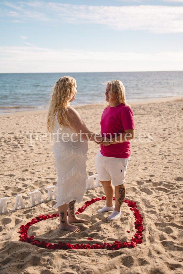 Marriage proposal on the beach in Malaga with a heart-shaped decoration / Photo via Natalia Ortiz Events