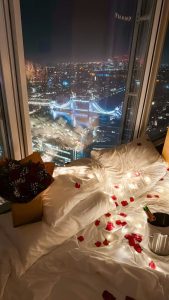 Noche en una suite decorada con detalles románticos