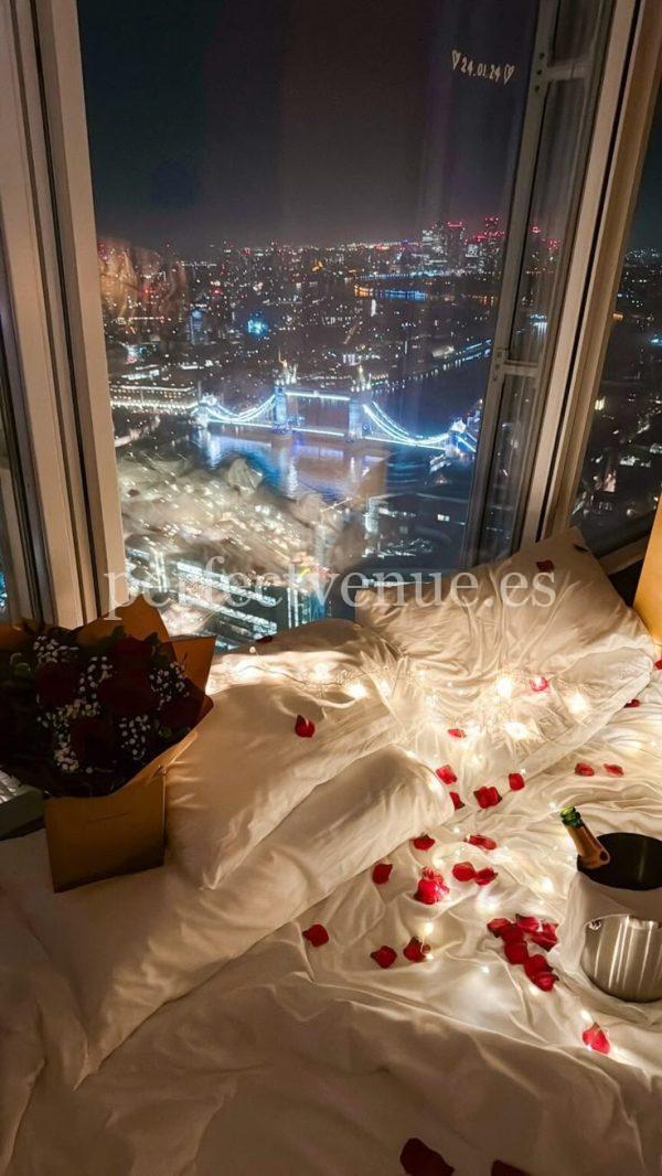 Noche en una suite decorada con detalles románticos