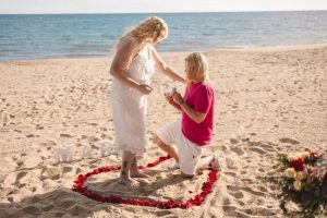 Marriage proposal on the beach in Malaga with a heart-shaped decoration / Photo via Natalia Ortiz Events