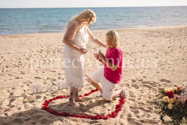 Marriage proposal on the beach in Malaga with a heart-shaped decoration / Photo via Natalia Ortiz Events