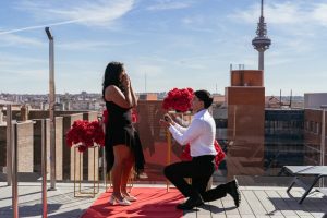 Pedida de mano en un rooftop con piscina Madrid - Natalia Ortiz proposal planner
