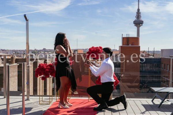 Pedida de mano en un rooftop con piscina Madrid - Natalia Ortiz proposal planner