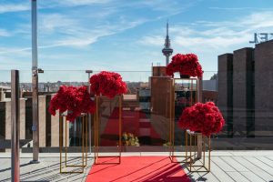 Marriage proposal in rooftop with pool Madrid - Natalia Ortiz proposal planner