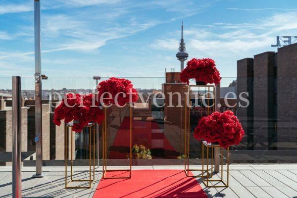 Marriage proposal in rooftop with pool Madrid - Natalia Ortiz proposal planner