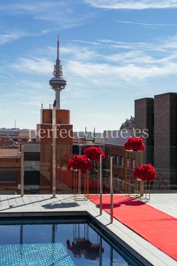 Marriage proposal in rooftop with pool Madrid - Natalia Ortiz proposal planner