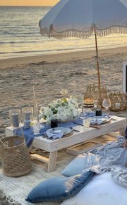 Picnic on the beach with romantic decoration / Photo via Natalia Ortiz Events