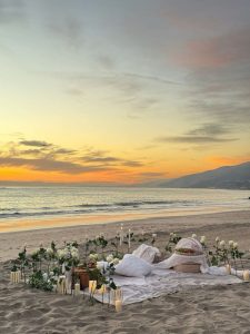 Picnic on the beach with romantic decoration / Photo via Natalia Ortiz Events