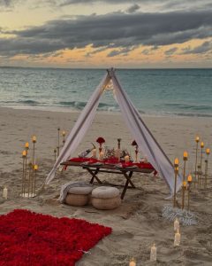 Proposal in Marbella with picnic on the beach / Photo via Natalia Ortiz Events
