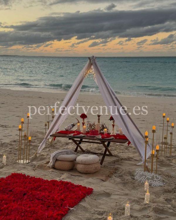 Proposal in Marbella with picnic on the beach / Photo via Natalia Ortiz Events