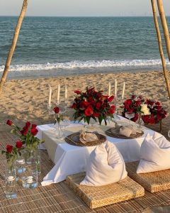 Proposal in Marbella with picnic on the beach / Photo via Natalia Ortiz Events