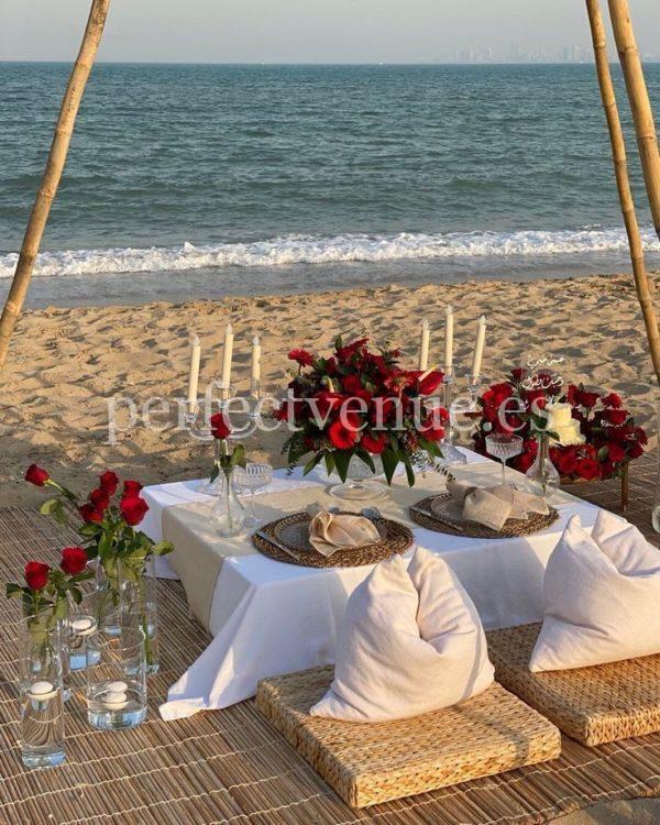 Proposal in Marbella with picnic on the beach / Photo via Natalia Ortiz Events