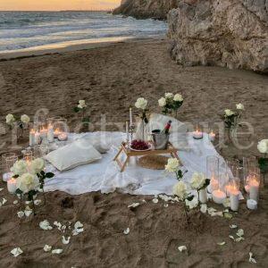 Marriage proposal in Malaga with picnic on the beach / Photo via Natalia Ortiz Events