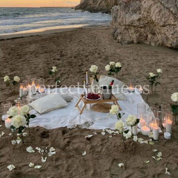 Marriage proposal in Malaga with picnic on the beach / Photo via Natalia Ortiz Events