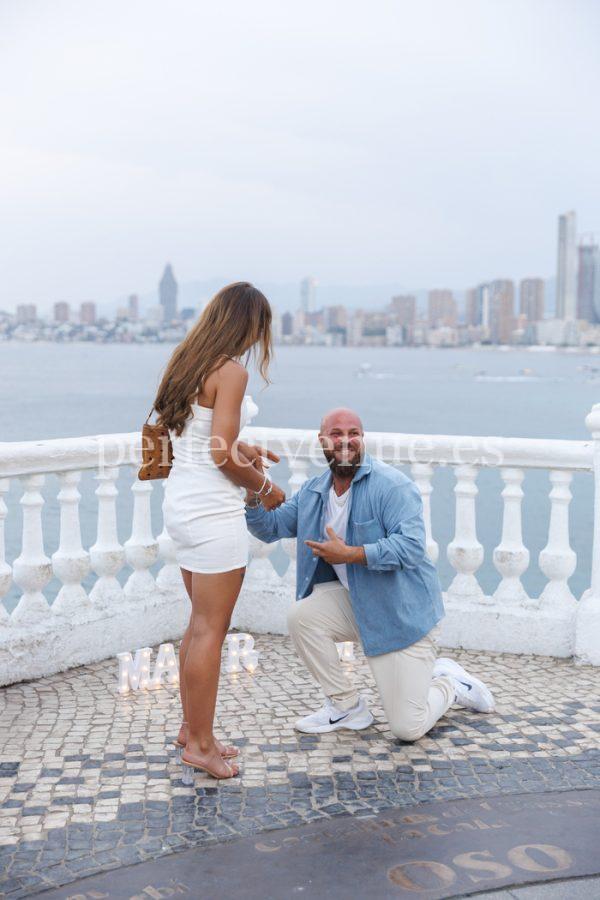 Professional photographer for a marriage proposal in Benidorm / Photo via Natalia Ortiz Events