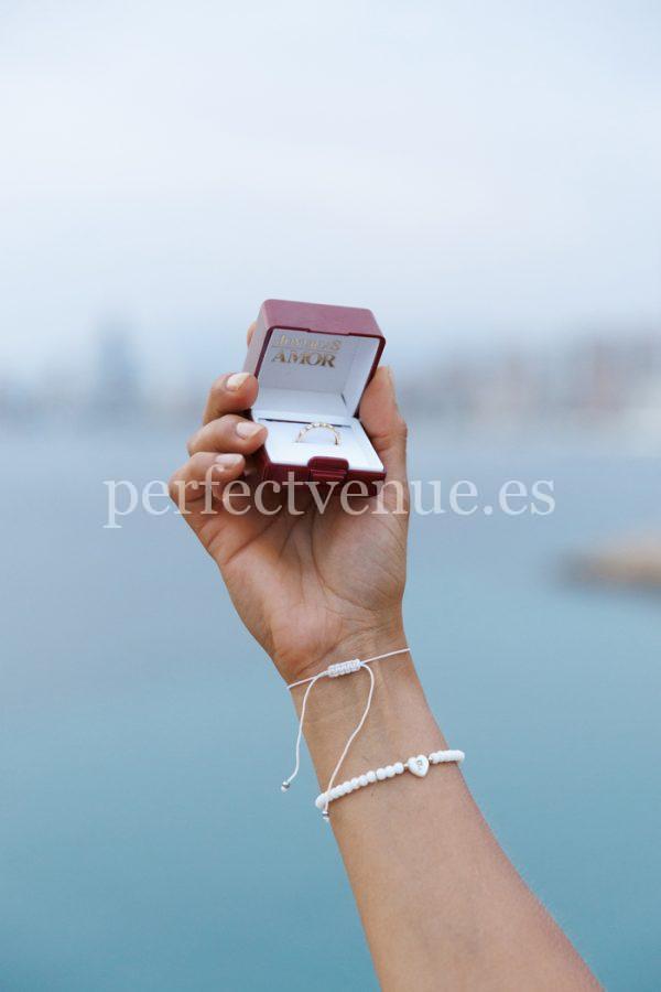 Professional photographer for a marriage proposal in Benidorm / Photo via Natalia Ortiz EventsProfessional photographer for a marriage proposal in Benidorm / Photo via Natalia Ortiz Events