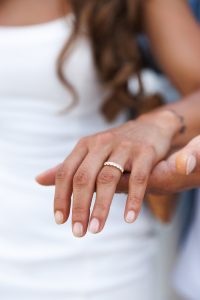 Professional photographer for a marriage proposal in Benidorm / Photo via Natalia Ortiz Events