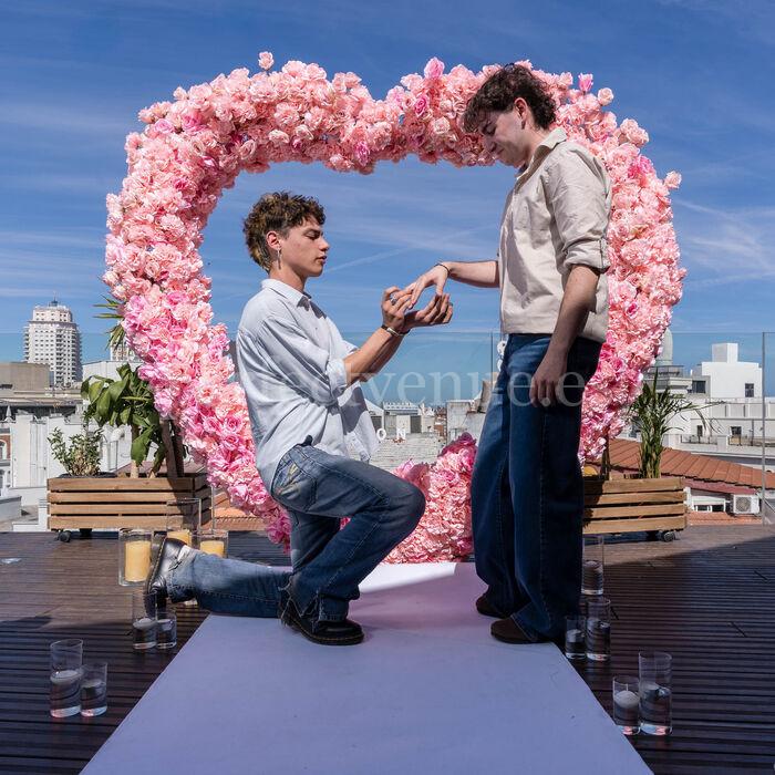 Proposal on a rooftop in Madrid / Photo via Natalia Ortiz Events