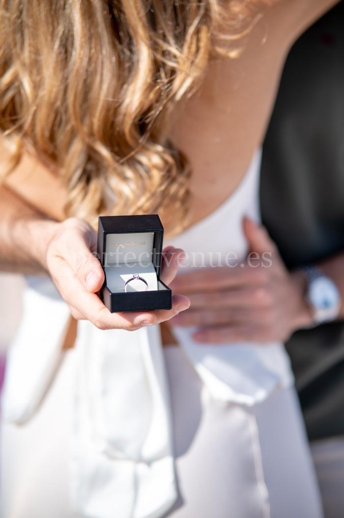 Pedida de mano con vistas 360 en un rooftop de Madrid / Foto vía Natalia Ortiz Events