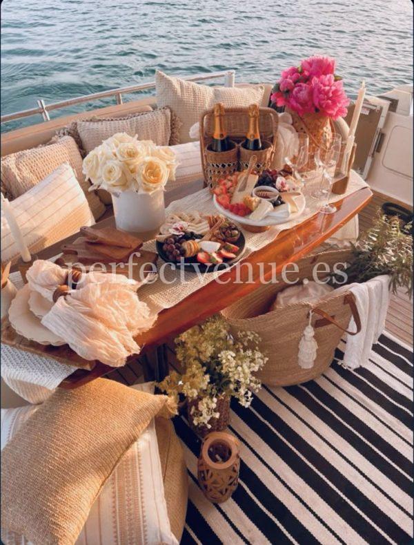 Yacht excursion with chef and cocktails on board a luxurious experience for couples