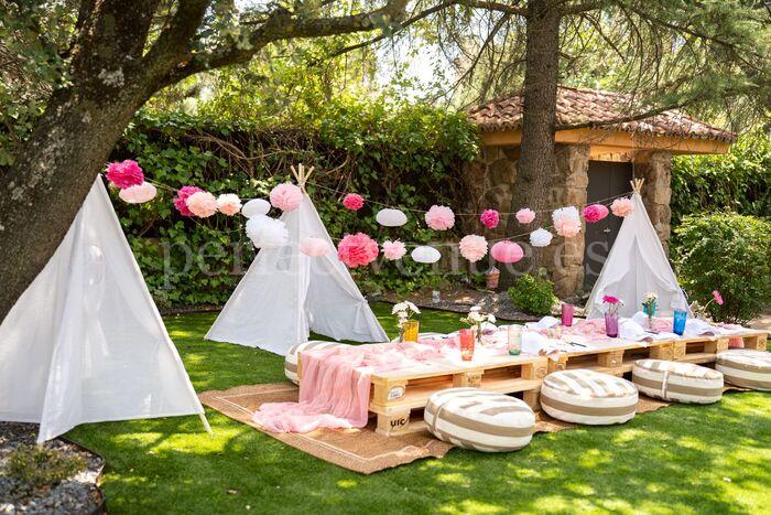 Chic picnic-style communions / Photo via Natalia Ortiz Events