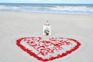 pedida de mano en marbella con corazón de petalos de rosa