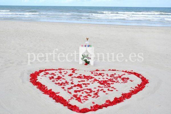 pedida de mano en marbella con corazón de petalos de rosa