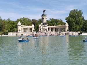 Marriage proposal at the Retiro Park lake / Photo via Natalia Ortiz Events