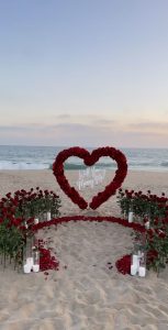 pedida de mano en Málaga con corazón gigante de flores
