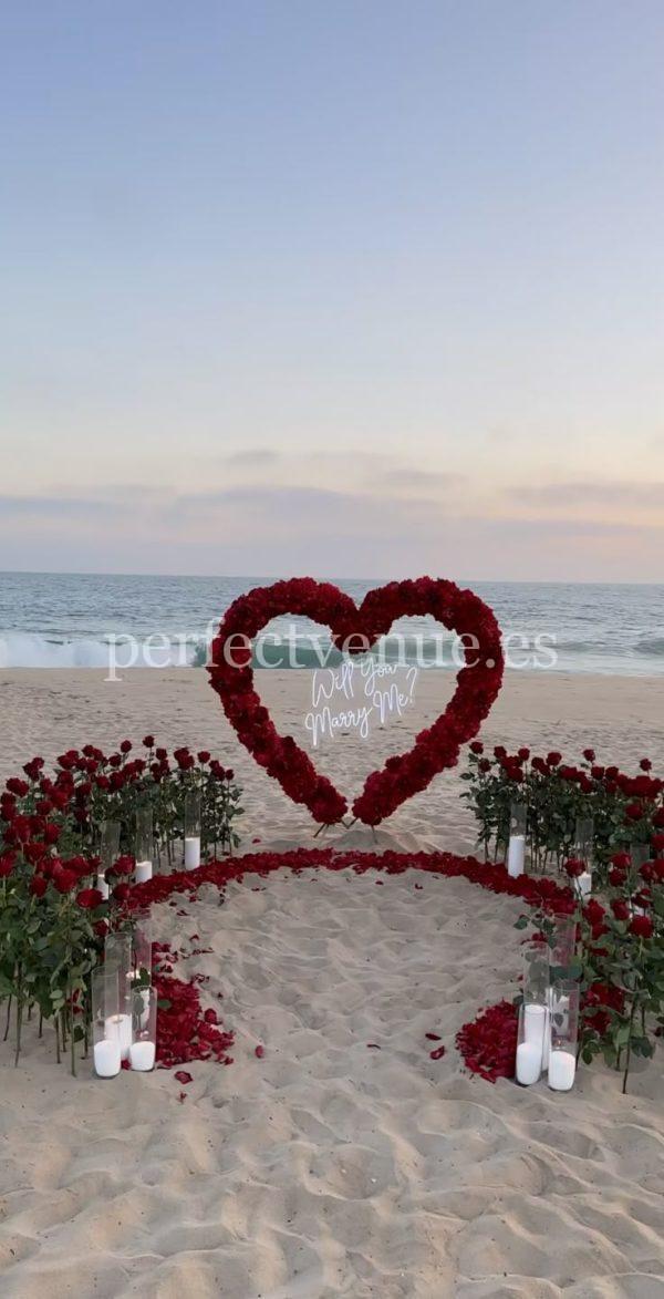 pedida de mano en Málaga con corazón gigante de flores