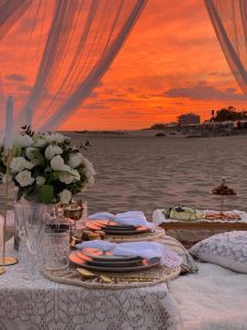Marriage proposal in Malaga with picnic on the beach / Photo via Natalia Ortiz Events