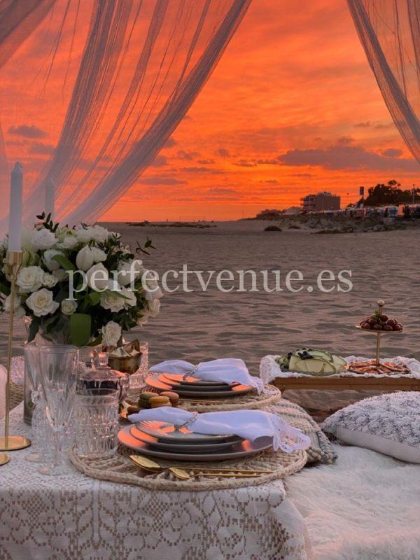 Marriage proposal in Malaga with picnic on the beach / Photo via Natalia Ortiz Events