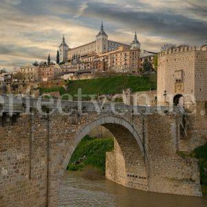 Marriage Proposal on the Alcántara Bridge in Toledo / Photo via Oscar Zepeda