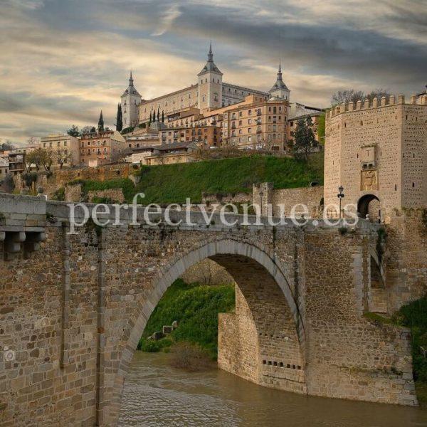 Marriage Proposal on the Alcántara Bridge in Toledo / Photo via Oscar Zepeda