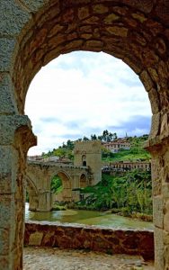 Marriage Proposal on the Alcántara Bridge in Toledo / Photo via Pinterest